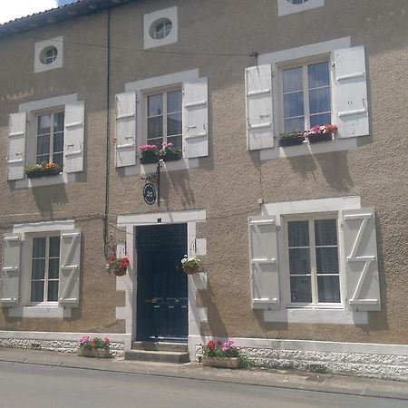 לינה וארוחת בוקר Champagne-Mouton Vingt Grand Rue מראה חיצוני תמונה