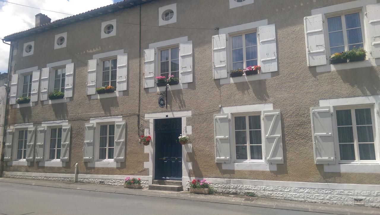 לינה וארוחת בוקר Champagne-Mouton Vingt Grand Rue מראה חיצוני תמונה